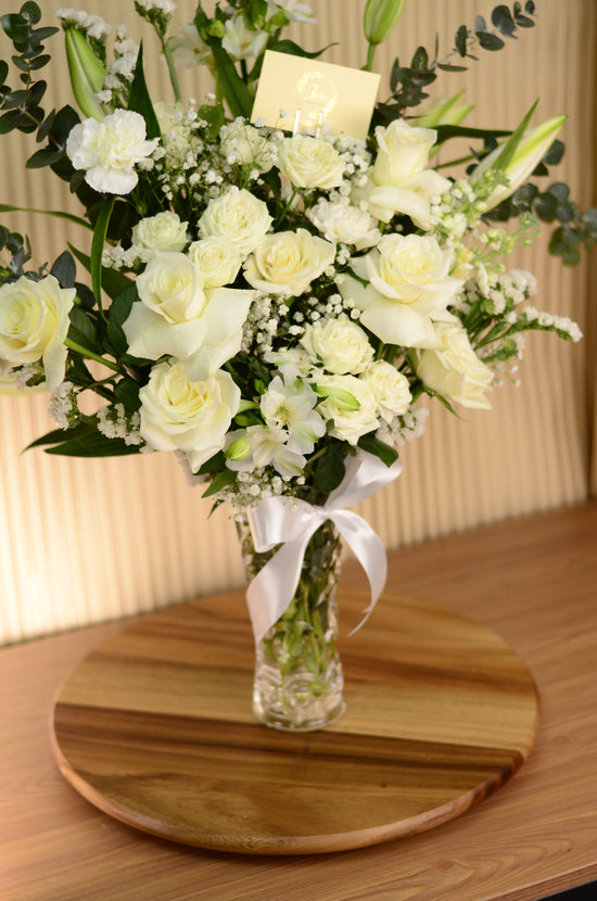 White flowers vase 🤍